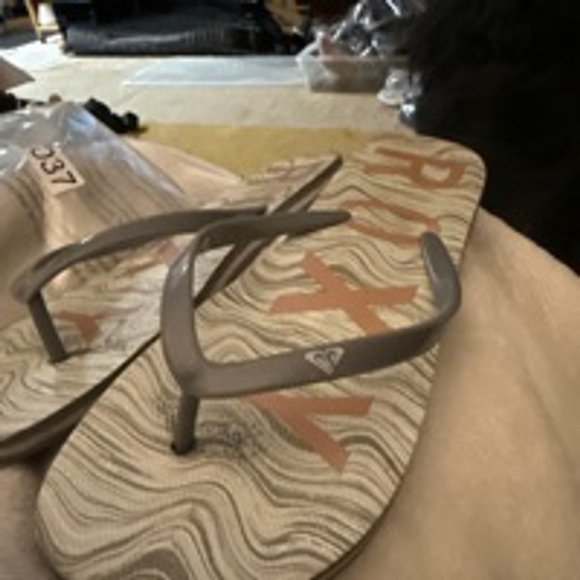 Women's Roxy Flip Flops Sandals Size 8-9 White gray item 0037 - Picture 2 of 4